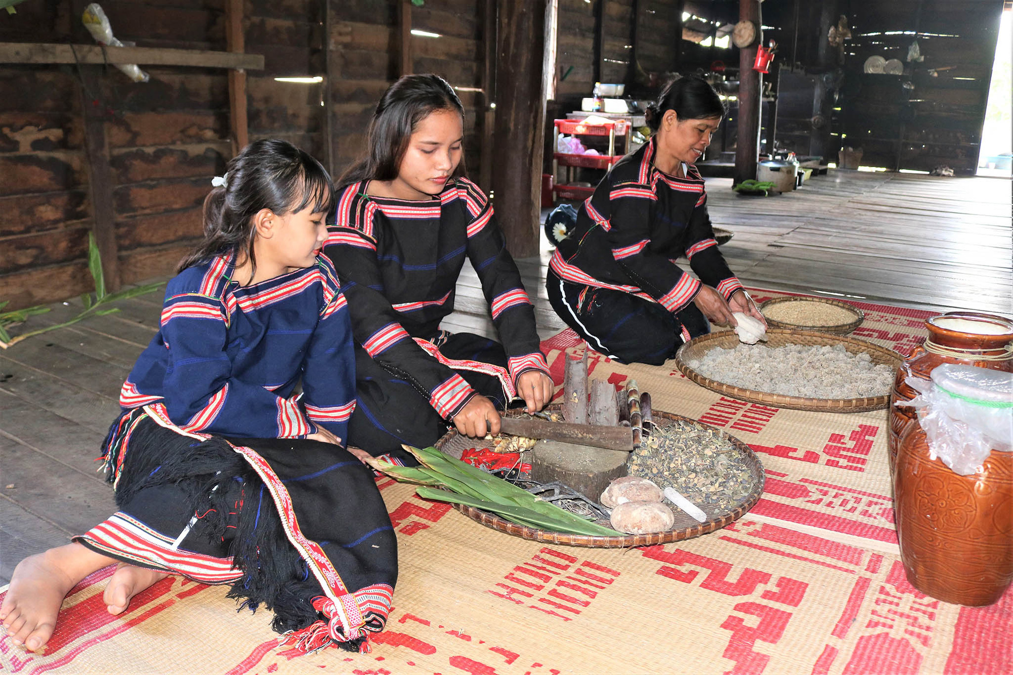 Tập tục ủ rượu cần của đồng bào dân tộc Gia Rai tỉnh Gia Lai. (Nguồn ảnh: danviet.vn)